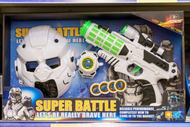 3 Aralık 2021 Balti Moldova. İllüstrasyon başyazısı. Oyuncak bölümünde süpermarketin rafında bir tabanca.