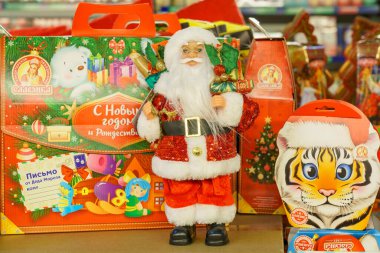 3 Aralık 2021 Balti Moldova. İllüstrasyon başyazısı. Oyuncak bölümünün süpermarket rafında Noel kutlaması seti var.