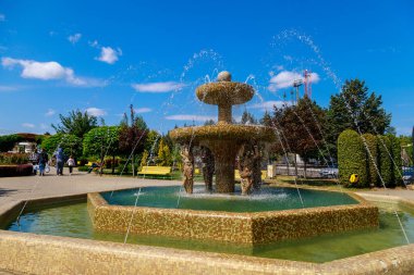 Şehrin Central Park 'ındaki çeşme. Gagauzia 'ya hoş geldiniz. İllüstrasyon Editörü. 5 Eylül 2021 Comrat veya Komrat, Moldova.