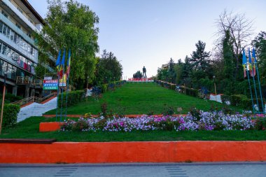 Kotovsky anıtı olan şehir merkezinin manzarası. Metin veya yazıtlar için kopyalama alanı olan bir arkaplan. 5 Eylül 2021 Hincesti Moldova.