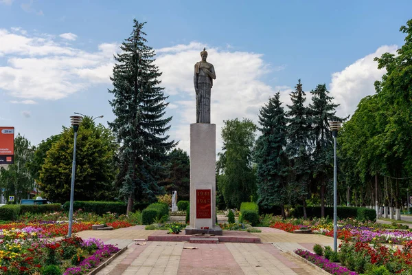 Bir Kadın Heykeli Kinci Dünya Savaşı Kurbanlarının Anıtı Kahramanların Sonsuz — Stok fotoğraf