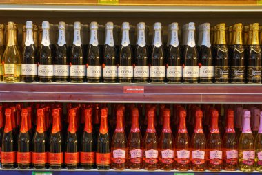 2 Aralık 2021 Balti Moldova. İllüstrasyon başyazısı. Şampanyalı bir gösteri ya da süpermarkette köpüklü şarap. Metin için kopyalama alanı olan arkaplan.