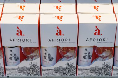 2 Aralık 2021 Balti Moldova. İllüstrasyon başyazısı. Şarap ve camlı hediye kutuları. Metin için kopyalama alanı olan arkaplan.