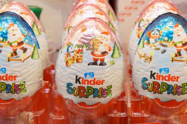 2 Aralık 2021 Balti Moldova. İllüstrasyon başyazısı. Süpermarket rafında çikolatalı yumurtalar Kinder sürprizi. Metin için kopyalama alanı olan arkaplan.