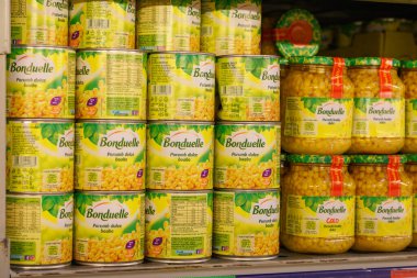 2 Aralık 2021 Balti Moldova. İllüstrasyon başyazısı. Süpermarketin rafında konserve mısır. Metin veya yazıtlar için kopyalama alanı olan arkaplan.