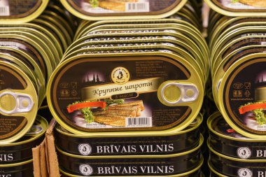 2 Aralık 2021 Balti Moldova. İllüstrasyon başyazısı. Süpermarketin rafında konserve makarna. Metin veya yazıtlar için kopyalama alanı olan arkaplan.