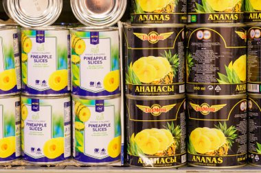2 Aralık 2021 Balti Moldova. İllüstrasyon başyazısı. Süpermarketin rafında konserve ananas. Metin veya yazıtlar için kopyalama alanı olan arkaplan.