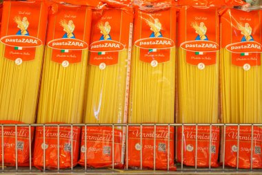 2 Aralık 2021 Balti Moldova. İllüstrasyon başyazısı. Süpermarket rafında İtalyan makarnası. Metin veya yazıtlar için kopyalama alanı olan arkaplan.