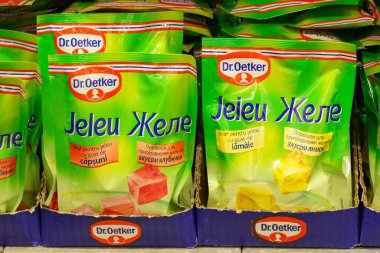 2 Aralık 2021 Balti Moldova. İllüstrasyon başyazısı. Süpermarketin rafında jöle torbaları. Metin veya yazıtlar için kopyalama alanı olan arkaplan.