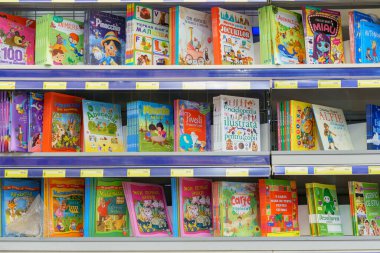 3 Aralık 2021 Balti Moldova. İllüstrasyon başyazısı. Süpermarket rafındaki çocuklar için kitaplar.