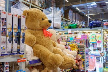 3 Aralık 2021 Balti Moldova. İllüstrasyon başyazısı. Piyasa rafında yumuşak oyuncak ayılar.