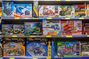 3 Aralık 2021 Balti Moldova. İllüstrasyon başyazısı. Oyuncaklar oyuncak bölümünde süpermarketin rafında..