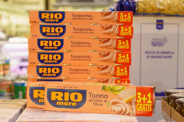 2 Aralık 2021 Balti Moldova. İllüstrasyon başyazısı. Süpermarketin rafında konserve ton balığı. Metin veya yazıtlar için kopyalama alanı olan arkaplan.