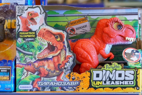 3 Aralık 2021 Balti Moldova. İllüstrasyon başyazısı. Oyuncak bölümünde süpermarketin rafındaki dinozor..