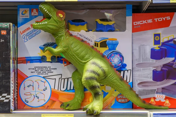2021年12月3日 バルティ モルドバ イラスト編集を担当 おもちゃ部門のスーパーマーケットの棚の恐竜 — ストック写真
