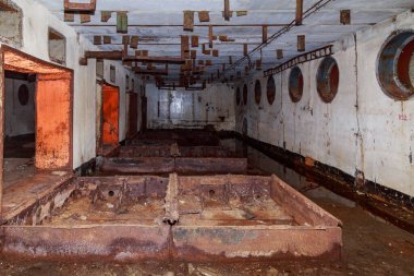 Terk edilmiş nükleer karşıtı bir askeri sığınağın içi. Ürkütücü bir yer, kıyamet sonrası geçmiş.