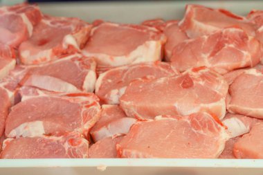 Bir markette et fileto çeşitleri. Seçici odaklı arkaplan ve metin veya harf için boşluk kopyala.