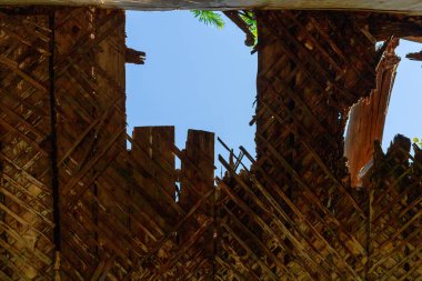 Eski ahşap tavan levhalarının pürüzlü yüzeyi. Terk edilmiş bir evin harabesi. Dokulu arka plan. Tasarım için boş. Altında ya da altında. Metin için alanı kopyala