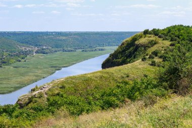 Doğu Avrupa 'nın vahşi kayalık ve dağlık doğası. Metin için kopya alanı olan peyzaj arkaplanı. Seçici odaklanma, uyumlu. Tipovo veya Tipova köyü, Moldova 'ya hoş geldiniz..