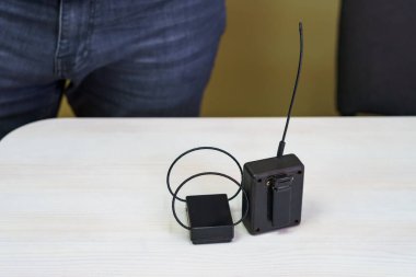 Elektronik bileziği olan bir izleme sistemi. Penaltı kontrol aleti. Özgürlük kısıtlaması ve ev hapsi. Uzaktan tanımlama ve konum izleme.