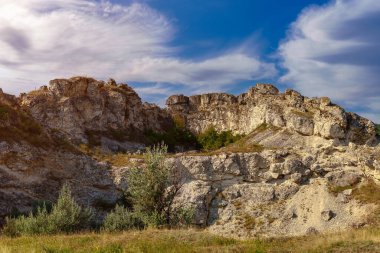 Doğu Avrupa 'nın vahşi kayalık ve dağlık doğası. Metin için kopya alanı olan peyzaj arkaplanı. Seçici odaklanma, uyumlu. Coban ya da Cobani köyü, Moldova 'ya hoş geldiniz..
