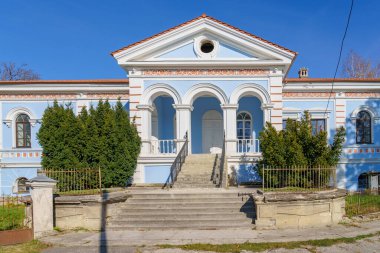 19. yüzyılın klasik Rus mimarisi tipik bas-reef ile. Moldova 'ya hoş geldiniz. Tarihsel ve kültürel miras. Metin veya harf için kopyalama alanı olan arkaplan