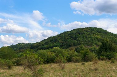 Doğu Avrupa 'nın dağlık doğası. Metin veya yazıtlar için kopyalama alanı olan arkaplan