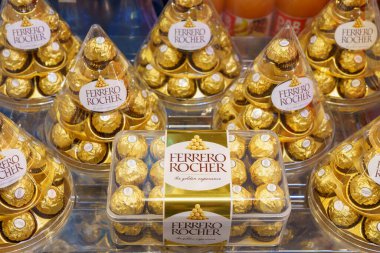 2 Aralık 2021 Balti Moldova. İllüstrasyon başyazısı. Ferrero Rocher süpermarket rafında şekerleme yapıyor. Metin için kopyalama alanı olan arkaplan.