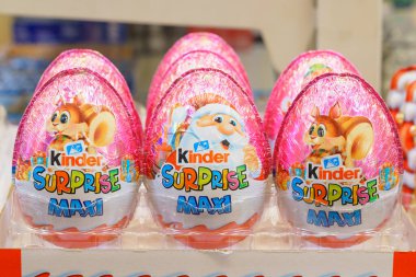 2 Aralık 2021 Balti Moldova. İllüstrasyon başyazısı. Süpermarket rafında çikolatalı yumurtalar Kinder sürprizi. Metin için kopyalama alanı olan arkaplan.