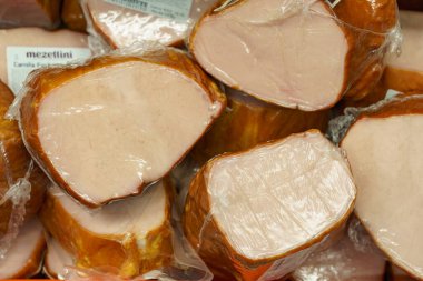 2 Aralık 2021 Balti Moldova. İllüstrasyon başyazısı. Süpermarket rafında pastırma. Metin veya yazıtlar için kopyalama alanı olan arkaplan.