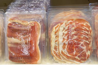 2 Aralık 2021 Balti Moldova. İllüstrasyon başyazısı. Prosciutto Crudo 'lu süpermarket vitrini. Metin veya yazıtlar için kopyalama alanı olan arkaplan.