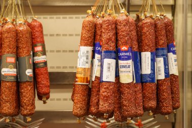 2 Aralık 2021 Balti Moldova. İllüstrasyon başyazısı. Sosisli süpermarket vitrini. Metin veya yazıtlar için kopyalama alanı olan arkaplan.