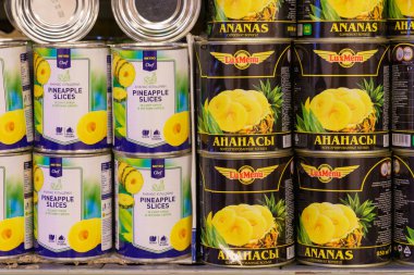 2 Aralık 2021 Balti Moldova. İllüstrasyon başyazısı. Süpermarketin rafında konserve ananas. Metin veya yazıtlar için kopyalama alanı olan arkaplan.