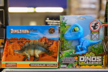 3 Aralık 2021 Balti Moldova. İllüstrasyon başyazısı. Oyuncak bölümünde süpermarketin rafındaki dinozor..