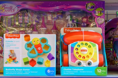 3 Aralık 2021 Balti Moldova. İllüstrasyon başyazısı. Oyuncak bölümünün süpermarket rafında eğitim oyunları.