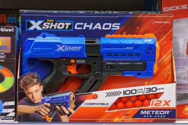 3 Aralık 2021 Balti Moldova. İllüstrasyon başyazısı. Oyuncak bölümünde süpermarketin rafında bir tabanca.