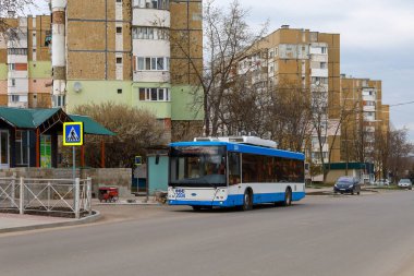 Kablosuz toplu taşıma tramvayı. Metin veya yazıtlar için kopyalama alanı olan bir arkaplan. İllüstrasyon başyazısı. 19 Nisan 2021 Balti Moldova.