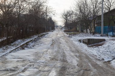 20 Ocak 2021 Balti veya Beltsy Moldova, Kışın kötü yollar. İllüstrasyon Editörü