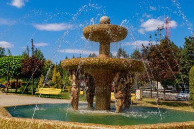 Şehrin Central Park 'ındaki çeşme. Gagauzia 'ya hoş geldiniz. İllüstrasyon Editörü. 5 Eylül 2021 Comrat veya Komrat, Moldova.