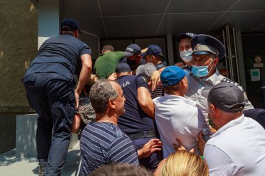 Protestocuların polisle çatışması ve binanın basılması. 12 Temmuz 2021 Balti Moldova. İllüstrasyon Editörü
