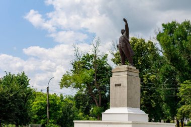Lenin anıtı. Metin veya yazıtlar için kopyalama alanı olan bir arkaplan. İllüstrasyon başyazısı. 24 Temmuz 2021 Lipcani Moldova.