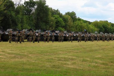 Ulusal ordunun askerleriyiz. Askeri tatbikatlar. 14 Temmuz 2020 Balti Moldova. İllüstrasyon Editörü