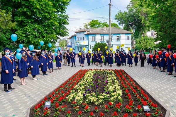 Mezuniyet gününde mezun oluyor. Beltsy, Moldova 31 Mayıs 2021. Sadece editör kullanımı.