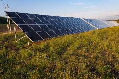 Elektrik üretmek için karmaşık bir güneş paneli. Yeşil enerji çiftliği. Metin veya yazıtlar için kopyalama alanı olan arkaplan.