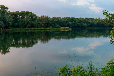Nehirde gün batımı ya da gün doğumu. Metin veya harf için kopyalama alanı olan doğa arkaplanı.