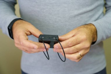 Suçlular için elektronik bilezik. Cezanın infazını kontrol altına almak ve izlemek için. Özgürlük kısıtlaması ve ev hapsi. Uzaktan tanımlama ve konum izleme.