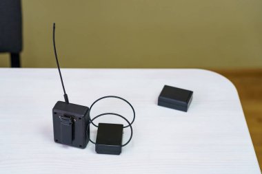 Elektronik bileziği olan bir izleme sistemi. Penaltı kontrol aleti. Özgürlük kısıtlaması ve ev hapsi. Uzaktan tanımlama ve konum izleme.