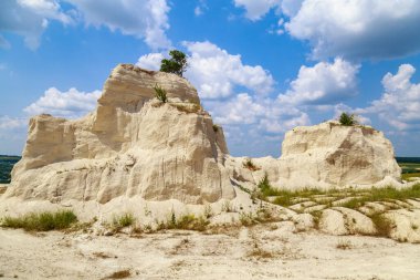 Vahşi doğadaki kireçtaşı dağı. Doğal taşla kaplı güzel bir manzara. Antik Sarmatya Denizi 'nin dibinde.