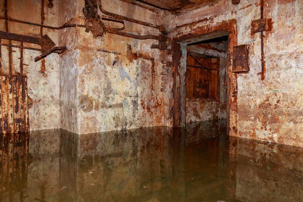 Terk edilmiş nükleer karşıtı bir askeri sığınağın içi. Ürkütücü bir yer, kıyamet sonrası geçmiş.