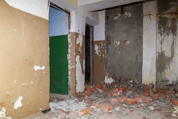 Soğuk Savaş sırasında harap olmuş ve terk edilmiş bir askeri kasaba. Ürkütücü bir yer, kıyamet sonrası geçmişi var. Harabeler ve yıkım